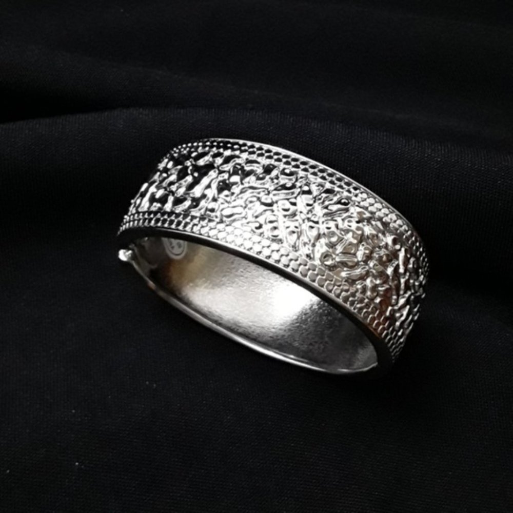 HINGED BRACELET